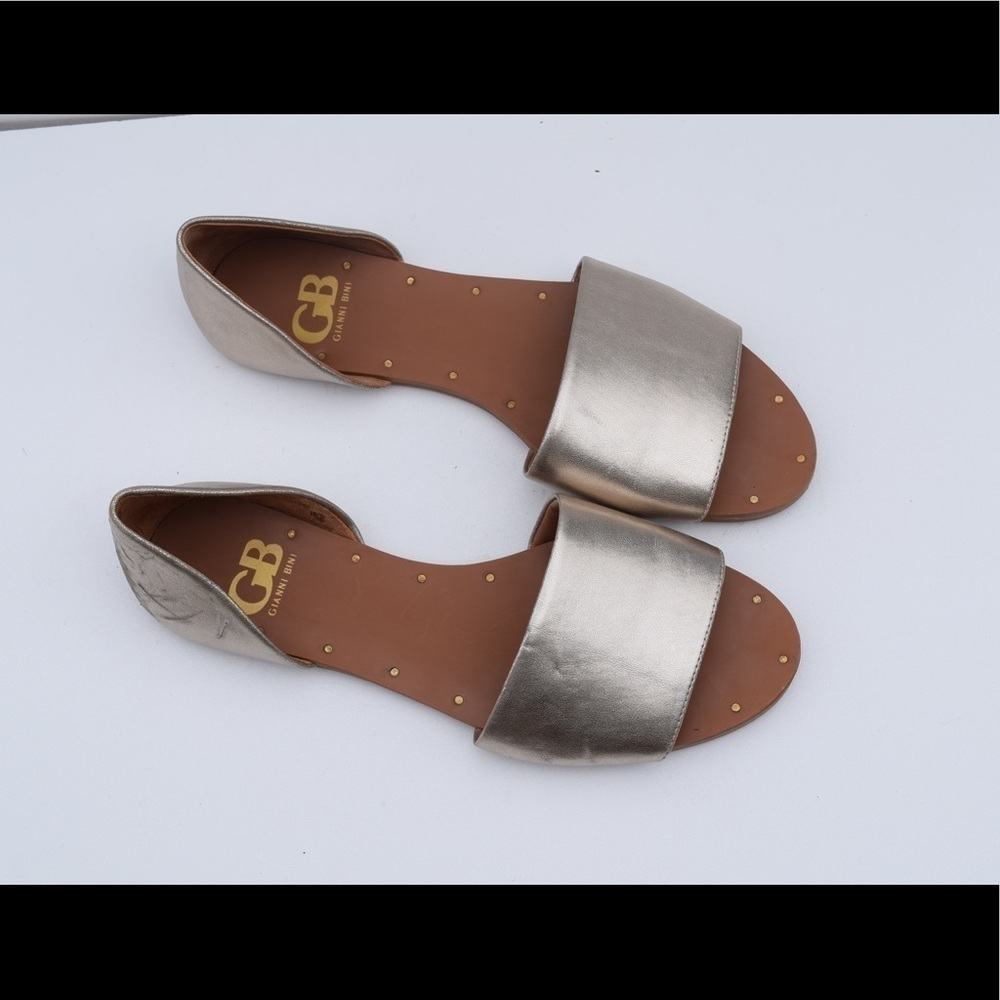 Gianni Bini flats 'pool party'